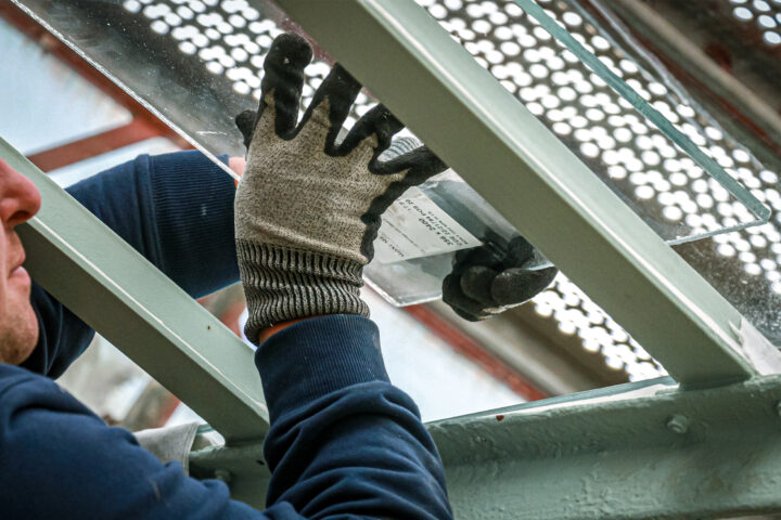 Close-up of the experienced craftsman of SprimoInstall installing glass.